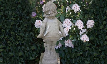 kleine Steinfigur im Garten © Frank Wollmann