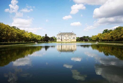 Barockes Palais im Großen Garten Dresden spiegelt sich im vorgelagerten Teich