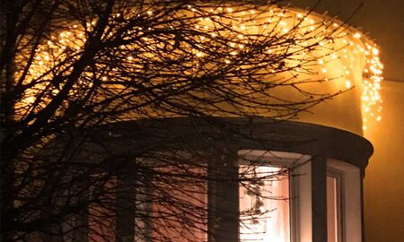 Haus mit Weihnachtsbeleuchtung © Ina Lilie