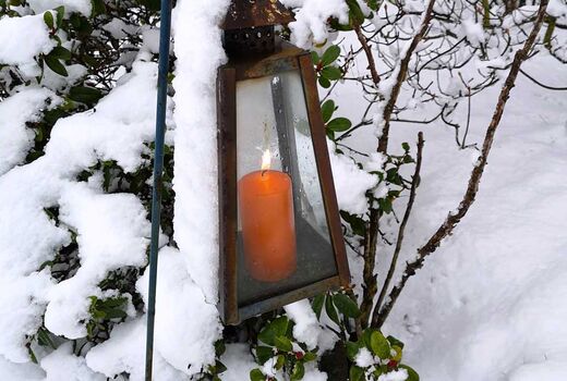 Laterne mit Schnee bedeckt © Frank Wollmann