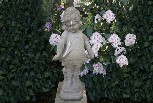 kleine Steinfigur im Garten © Frank Wollmann