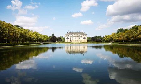 Barockes Palais im Großen Garten Dresden spiegelt sich im vorgelagerten Teich