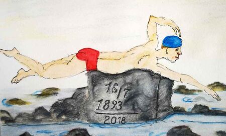 Schwimmer schwebt über einem Hungerstein der Elbe mit den Jahreszahlen 1893 und 2018 im flachen Wasser